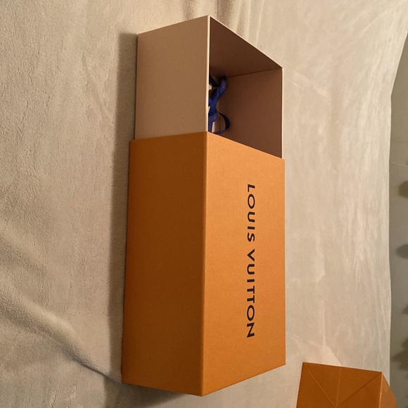 Authentic Louis Vuitton large size bag and medium and small size box. - Picture 3 of 3